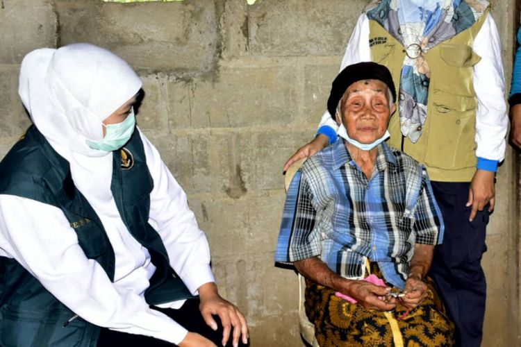 Gubernur Jawa Timur Khofifah Indar Parawansa menemui Tukinem di rumahnya di Kecamatan Selorejo, Kabupaten Blitar yang terdampak gempa Blitar, Sabtu (22/5/2021)