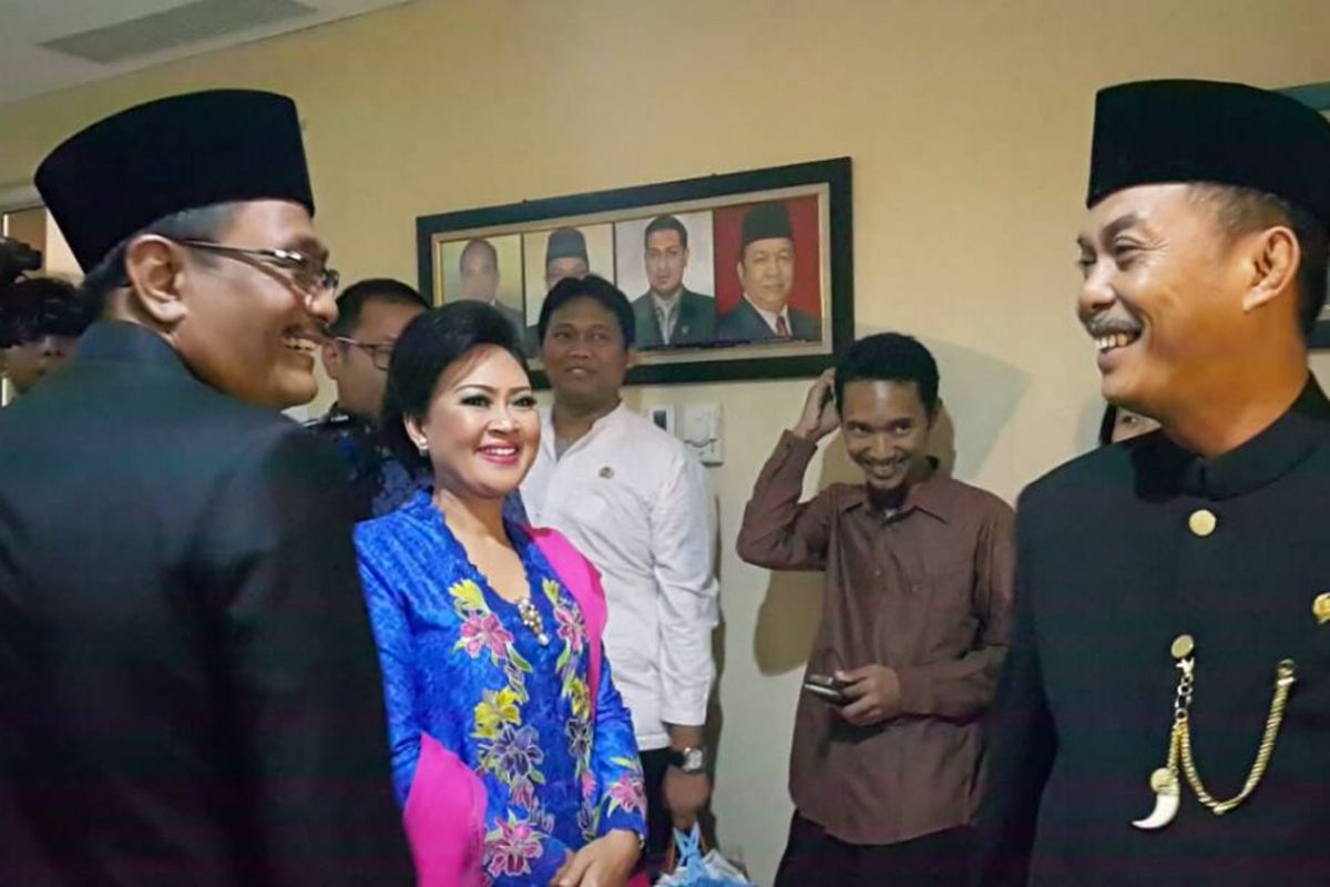 Gubernur DKI Jakarta Djarot Saiful Hidayat dan Ketua DPRD DKI Jakarta Prasetio Edi Parsudi saling mengucapkan selamat ulang tahun untuk Jakarta di Gedung DPRD DKI Jakarta, Jalan Kebon Sirih, Jakarta Pusat, Kamis (22/6/2017).