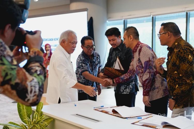 Kontrak pembangunan Jalan Kawasan Kompleks Yudikatif di Ibu Kota Nusantara (IKN) ditandatangani pada Jumat (31/10/2015) oleh PT Hutama Karya (Persero) sebagai leader Kerja Sama Operasi (KSO) BUMN Karya dan Kepala Otorita IKN Basuki Hadimuljono.