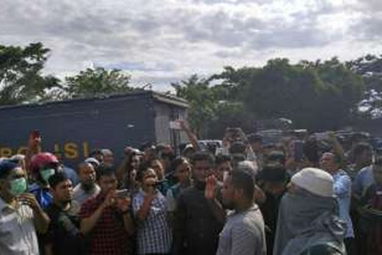 Ratusan warga dan Ormas Islam di Kendari mendatangi lokasi perayaan Hari Asyuro oleh kelompok Syiah Kendari di hotel Kubro