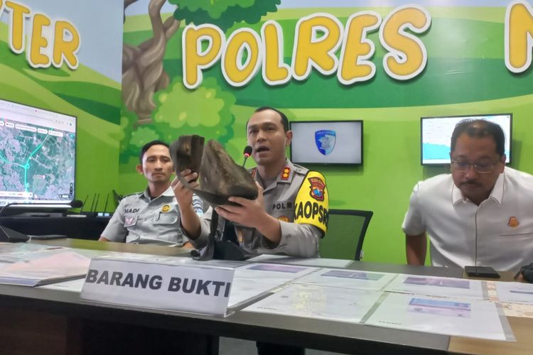 Kapolres Malang, AKBP Putu Kholis Aryana saat menunjukkan balok kayu yang hendak digunakan sopir untuk mengganjal roda truk.
