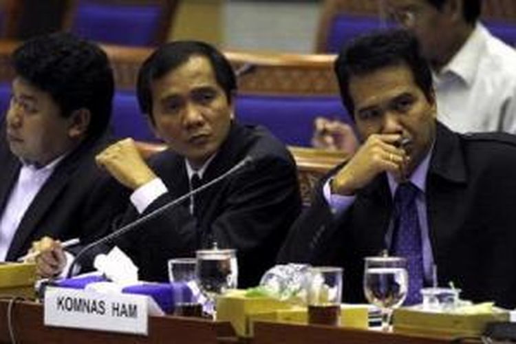 Anggota Komisi Hak Asasi Manusia (Komnas HAM) Nur Kholis (tengah). Gambar diambil pada 21 Februari 2011 di Gedung DPR. 