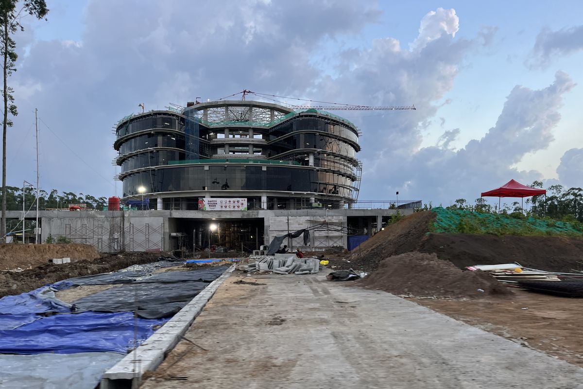 Kantor Otorita Ibu Kota Nusantara (OIKN) masih dalam tahap penyelesaian konstruksi, Jumat (8/11/2024)