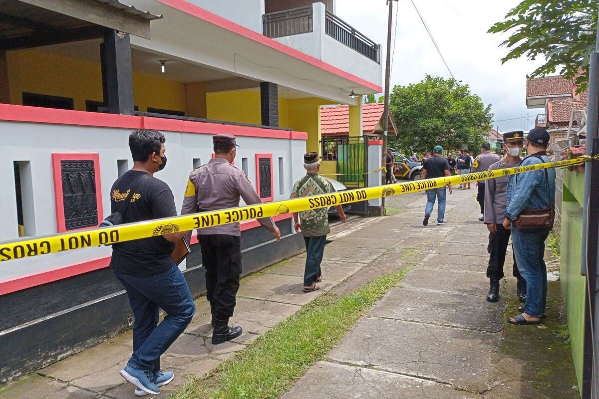 Rumah keluarga Abas Ashar di Jalan Sudiro, Gang Durian, Dusun Prajenan, Desa/Kecamatan Mertoyudan, Kabupaten Magelang, Jawa Tengah. Abas, istri dan anak pertamanya ditemukan tewas di kamar mandi, Senin (28/11/2022).