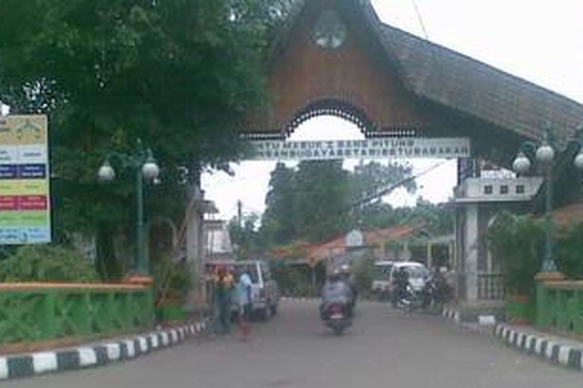 Gerbang masuk perkampungan adat Betawi, Srengseng Sawah, Jagakarsa, Jakarta Selatan, Senin (9/5/2011). Tempat ini terpilih sebagai lokasi pencanangan rangkaian acara peringatan HUT ke-484 Kota Jakarta.