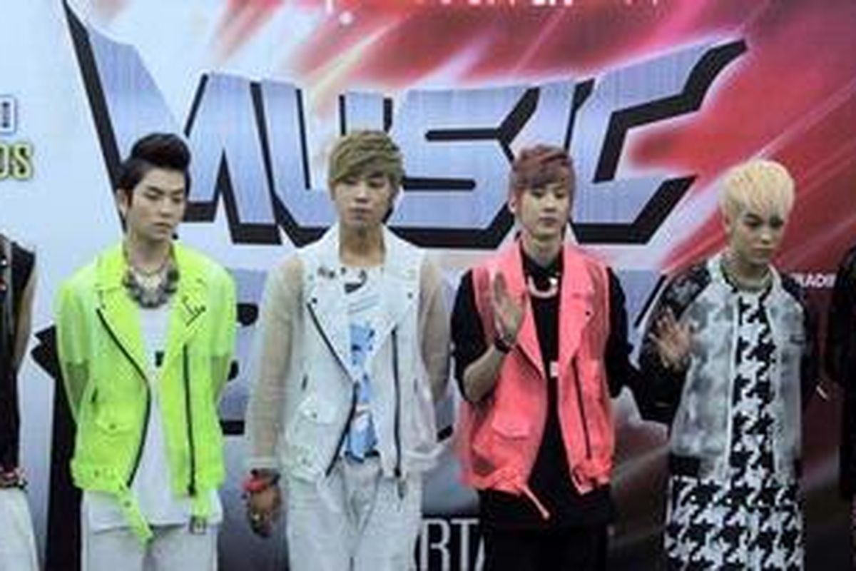 Boyband asal Korea Selatan Teen Top menjalani sesi foto sebelum tampil dalam K-pop Festival: Music Bank di Stadion Utama Gelora Bung Karno, Jakarta Selatan, Sabtu (9/3/2013).