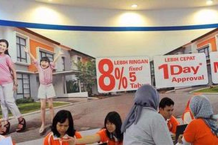 Berbagai kemudahan untuk kredit rumah ditawarkan bank pada BNI REI Expo di Jakarta Convention Center, Jakarta, Minggu (21/10/2012). Kemudahan tersebut diharapkan meningkatkan minat dan kemampuan masyarakat untuk mendapatkan rumah.
