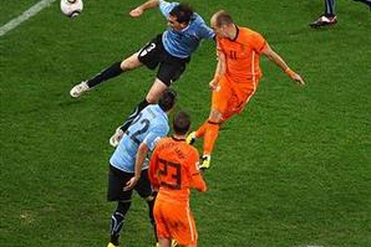 Pemain sayap Belanda, Arjen Robben, mencetak gol ke gawang Uruguay, pada semifinal Piala Dunia 2010 Afrika Selatan, Selasa (6/7/2010).