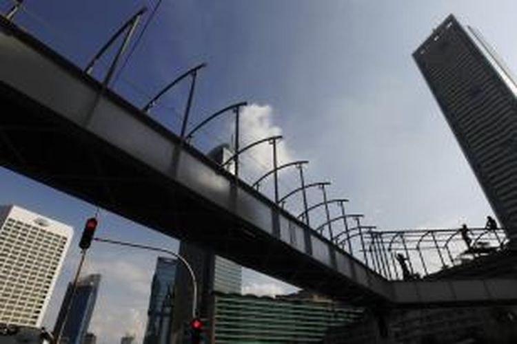 Pekerja menyelesaikan pembangunan jembatan penyeberangan orang (JPO) sementara di kawasan Bundaran Hotel Indonesia, Jakarta, Jumat (22/8/2014). JPO sementara tersebut merupakan pengganti jembatan penyeberangan lama yang akan dibongkar terkait proyek mass rapid transit. KOMPAS IMAGES/KRISTIANTO PURNOMO