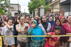 Antusiasme Puluhan Emak-emak Tonton Rekonstruksi Kasus Wowon dkk di Bawah Gerimis...