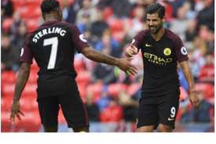 Gelandang Manchester City, Nolito (kanan), melakukan selebrasi bersama Raheem Sterling setelah dia mencetak gol keempat ke gawang Stoke City dalam pertandingan Premier League di Stadion Bet365, Stoke-on-Trent, Sabtu (20/8/2016).
