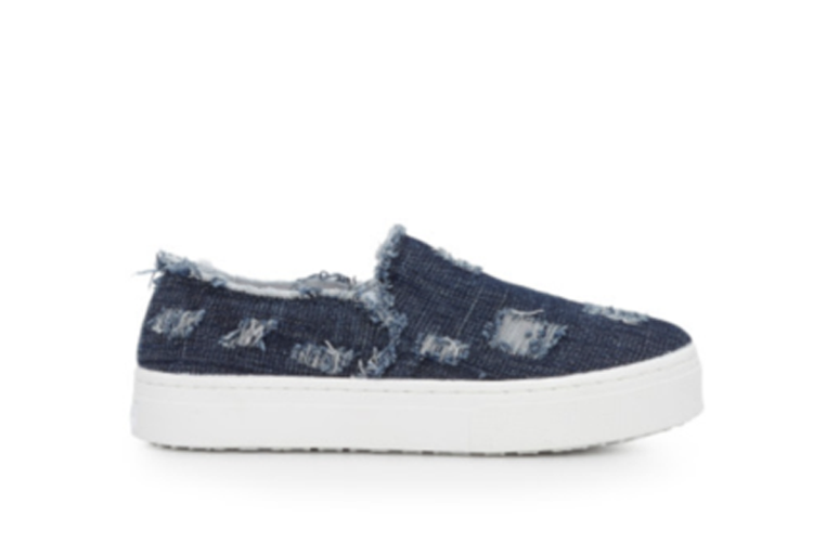 Lacey Slip-On Sneaker dari Sam Edelman. Dengan menggunakan bahan jins-denim sobek-sobek, sepatu ini sangat pas dipadukan dengan skinny jins hitam. 