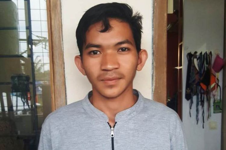 Munawar (21), santri sebuah pondok pesantren di Cianjur, Jawa Barat, tengah berharap bantuan dana untuk berangkat ke Mesir setelah lolos seleksi sebagai calon mahasiswa Universitas Al Azhar Kairo Mesir tahun ini.