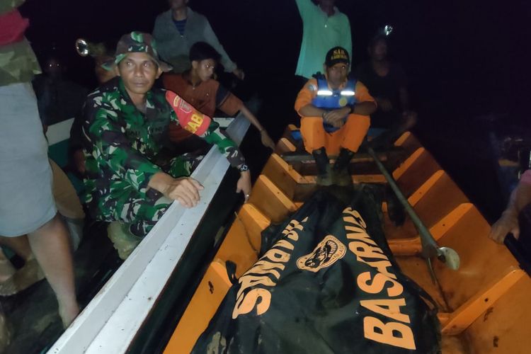 Jenazah korban yang diterkam buaya di Sungai Kuranji, Tanah Bumbu, Kalsel, berhasil dievakuasi petugas gabungan pada, Minggu (20/6/2022) setelah hilang selama 6 jam. 