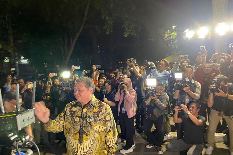 Ketua Umum Partai Golkar Airlangga Hartanto tiba sekitar pukul 18.58, di rumah Prabowo Subianto di Jalan Kertanegara, Kebayoran Baru, Jakarta Selatan, Jumat (13/10/2023) petang.