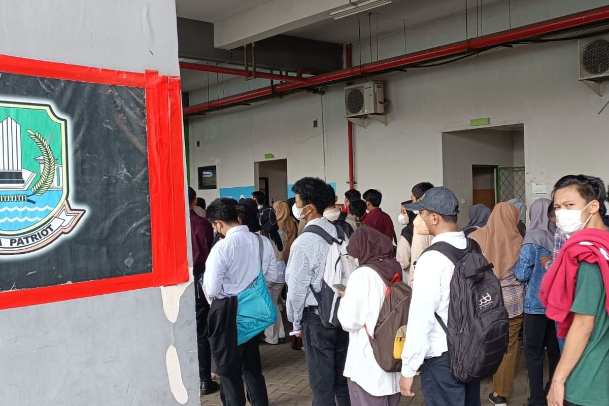 Antrean ribuan orang pencari kerja dalam acara job fair 2023 di Stadion Patriot Candrabhaga, Bekasi Selatan, Kota Bekasi, Kamis (16/3/2023).