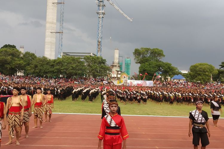 Para penari jaranan menempati posisi di Stadion Sriwedari Solo, Jawa Tengah, Senin (29/4/2019).