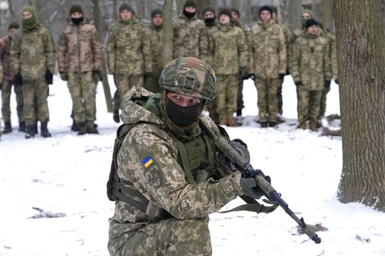 Seorang instruktur melatih anggota Pasukan Pertahanan Teritorial Ukraina, unit militer sukarelawan Angkatan Bersenjata, di sebuah taman kota di Kiev, Ukraina, Sabtu, 22 Januari 2022.