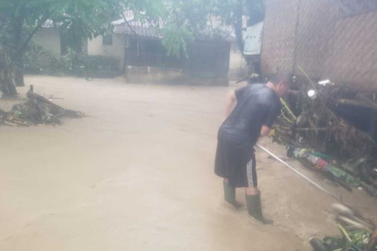 Hujan deras yang mengguyur wilayah Kabupaten Bogor, Jawa Barat, menyebabkan banjir di Desa Leuwinutug, Kecamatan Citeureup, Kabupaten Bogor, Jawa Barat, sejumlah warga masih berusaha menahan air sejak Senin (18/5/2020) sore.