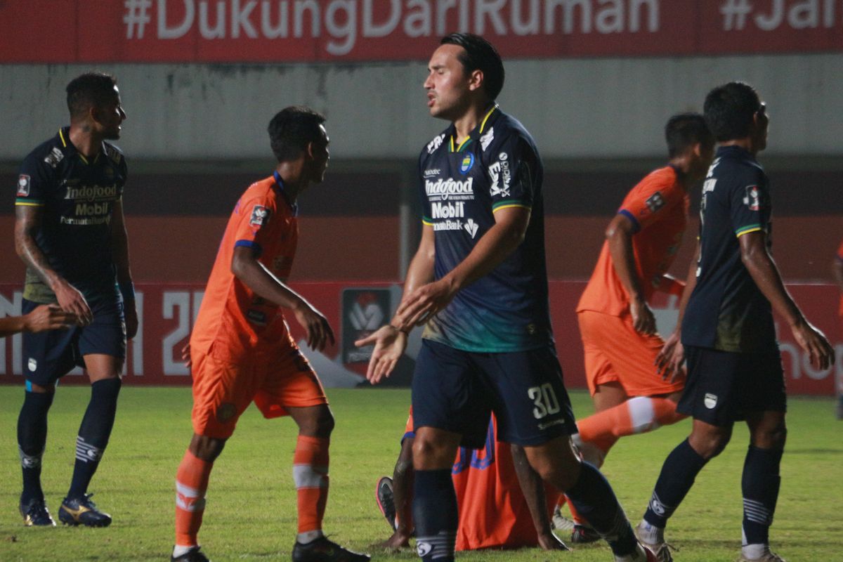 Ekspresi Ezra Walian dalam pertandingan Persib Bandung vs Persiraja Banda Aceh pada ajang Piala Menpora 2021 yang digelar di Stadion Maguwoharjo, Sleman, pada Jumat (2/4/2021) malam WIB.