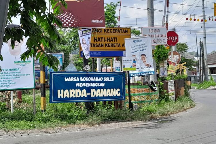 Alat peraga kampanye pasangan calon (Paslon) Bupati dan Wakil Bupati Kabupaten Sleman yang dipasang di sekitar pintu perlintasan kereta api di Bokoharjo, Kapanewon Prambanan sempat menimbulkan kesalahpahaman. 