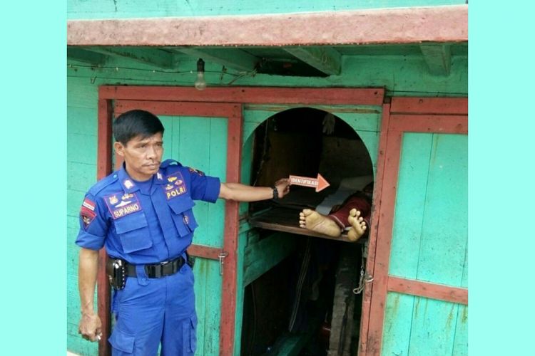 Anggota Satuan Polisi Perairan dan Udara (Satpol Airud) Polres Cilacap melakukan identifikasi di buritan Kapal Pelita Sejati, TKP meninggalnya Darso (39) bin Dusma, Kamis (2/11/2017)