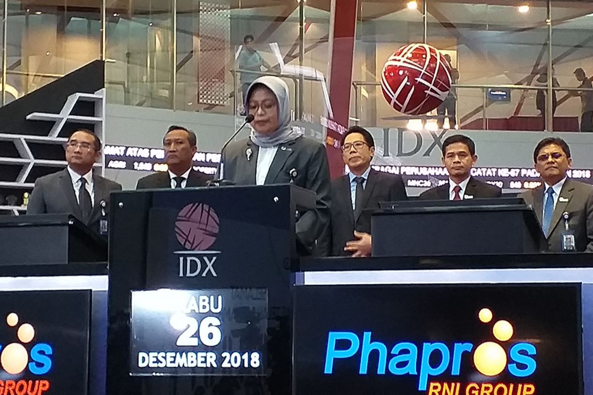 Direktur Utama PT Phapros Tbk, Barokah Sri Utami di BEI, Jakarta, Rabu (26/12/2018).