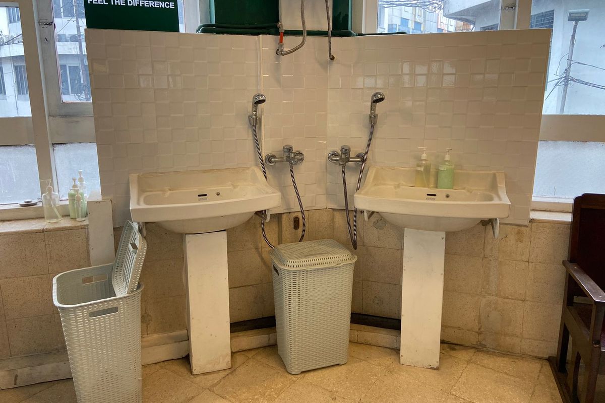 Westafel lawas di Shin Hua Barbershop yang masih berfungsi saat sampai in