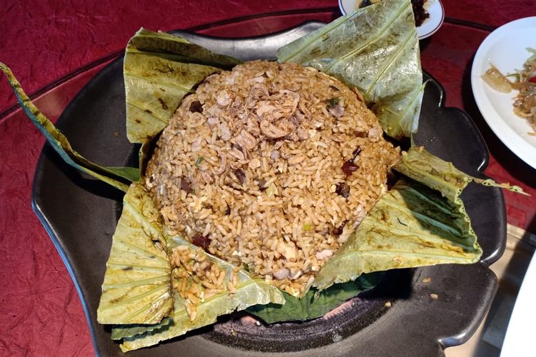 Nasi goreng daun teratai yang jadi salah satu sajian spesial Imlek di Restoran Tien Chou Hotel Gran Melia Jakarta