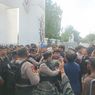 Polisi Diduga Pukul Mahasiswa Saat Demo di Kantor DPRD Kalteng, Korban: Ada Benjol di Wajah dan Garukan di Lengan Saya