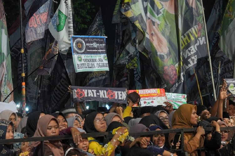 Warga Klaten mengikuti gelaran KBBS di Alun-alun Klaten, Rabu (27/9/2023). 