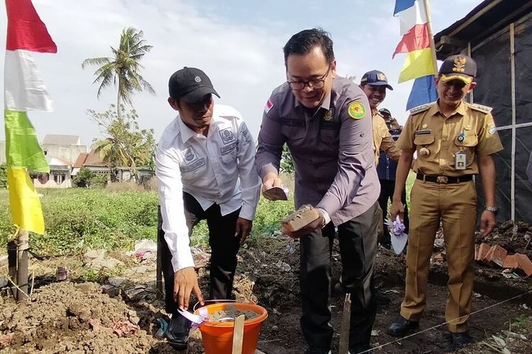 Kepala Kejari Tangerang Ricky Tommy Hasiholan saat memulai ppembanguna 25 jamban di Teluk Naga, Tangerang guna menurunkan aangk kasus stunting diwilayahnya.