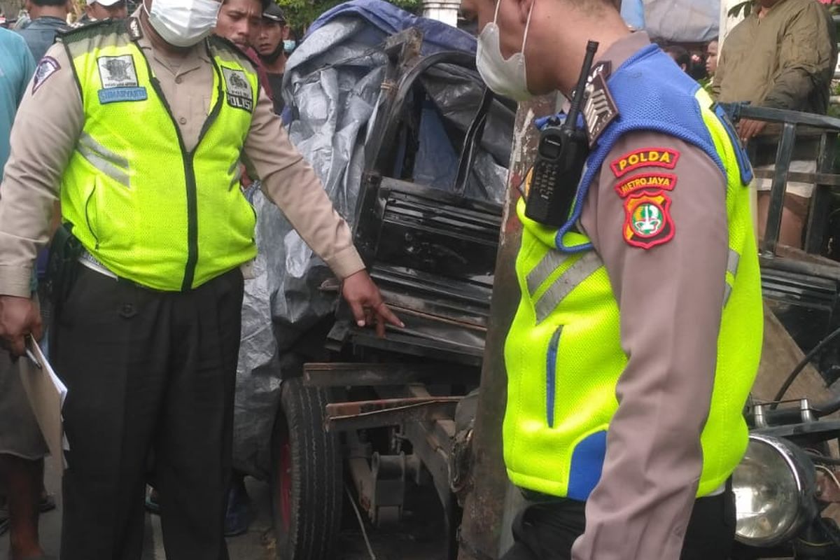 Kecelakaan lalu lintas terjadi di Jala Puri Kembangan arah barat, Kebon Jeruk, Jakarta Barat, Selasa (12/7/2022) siang. 