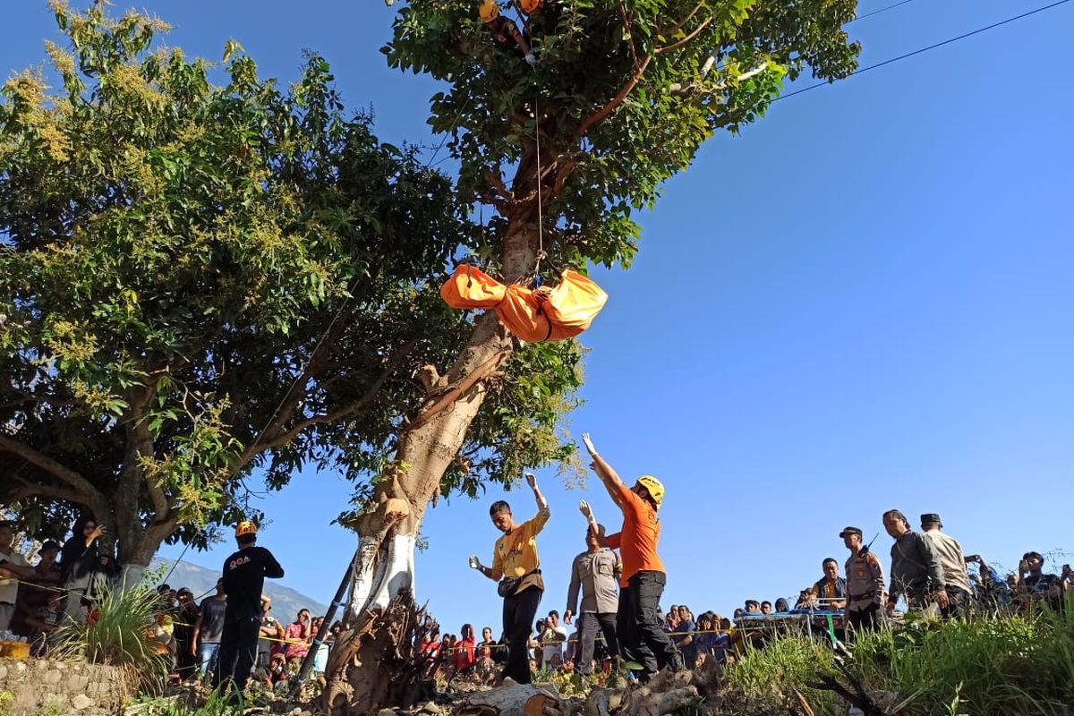 Evakuasi korban meninggal tersengat listrik saat mencari ramban diata pohon. Warga Magetan diduga tersengat listrik saat mencari ramban dengan memanjat pohon diatas pohon setinggi 5 meter.