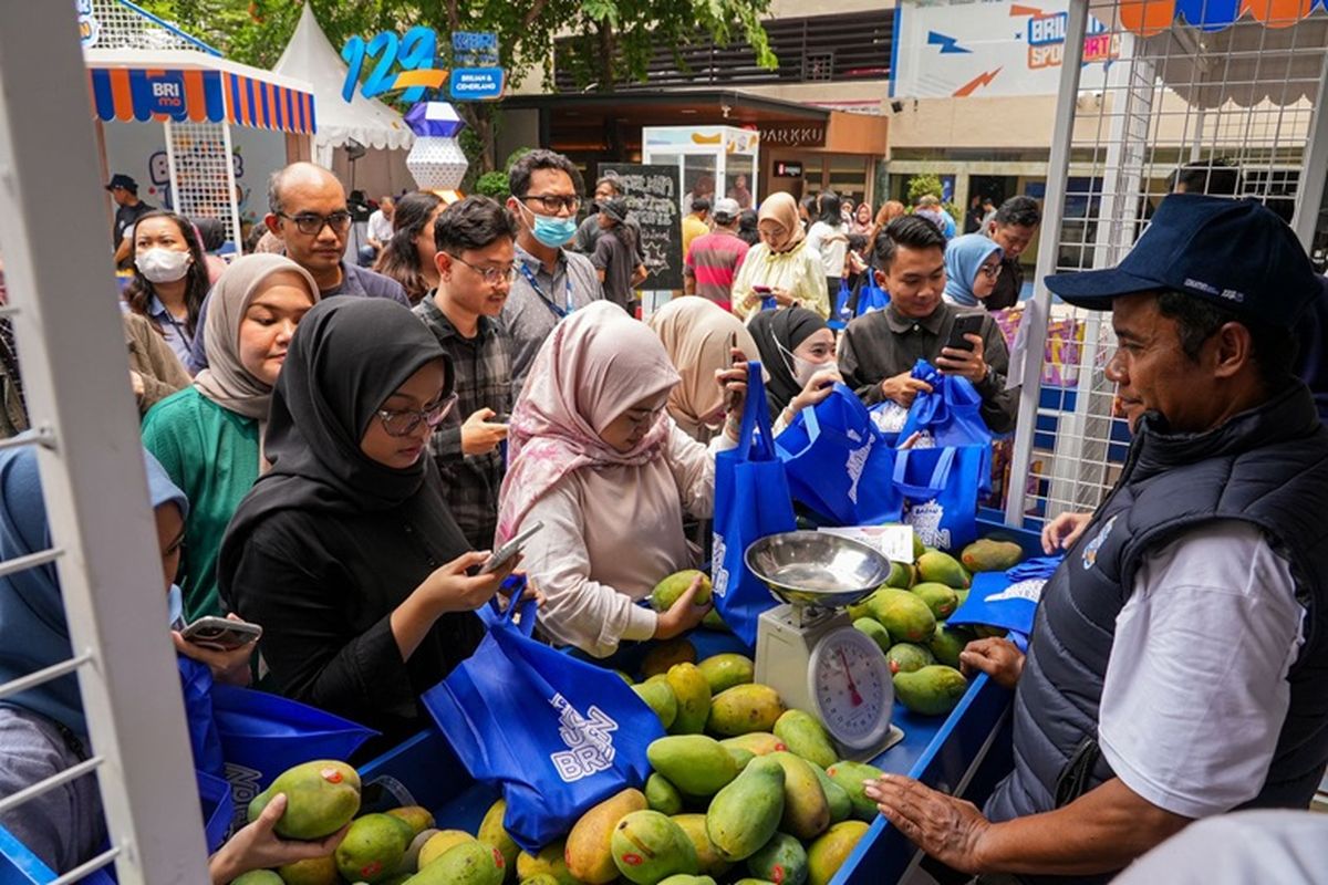 BRI menggelar Bazar UMKM BRILiaN yang diikuti 8 pelaku UMKM binaan dari berbagai daerah Indonesia di Area Taman BRI, Jakarta, Jumat (15/11/2024).