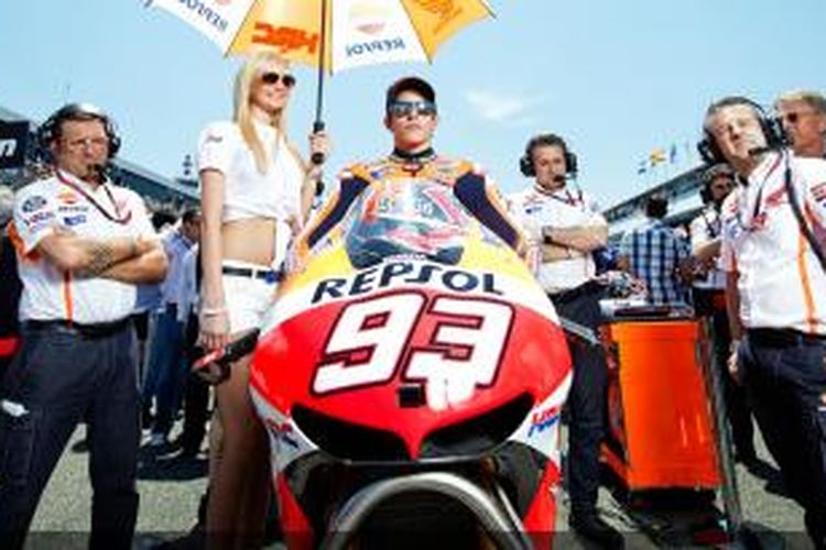 Pebalap MotoGP asal Spanyol, Dani Pedrosa, bersiap di atas motornya sebelum memulai balapan.