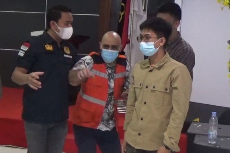 An Iranian asylum seeker Ramin Poorhimanta (wearing orange vest) who set fire to escape from the Parepare Immigration Detention Center was arrested in Makassar, South Sulawesi following a public tip-off on Saturday, May 29, 2021. 