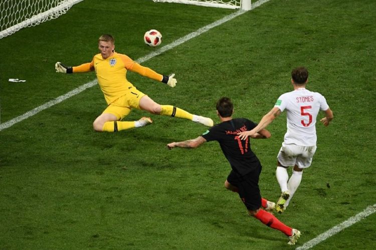 Mario Mandzukic mencetak gol ke gawang Jordan Pickford dalam laga Kroasia vs Inggris pada babak semifinal Piala Dunia 2018 di Stadion Luzhniki, 11 Juli 2018. 