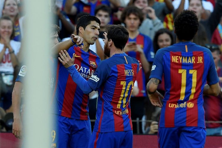 Luis Suarez (kiri), Lionel Messi (tengah), dan Neymar saat masih bermain bersama di Barcelona.