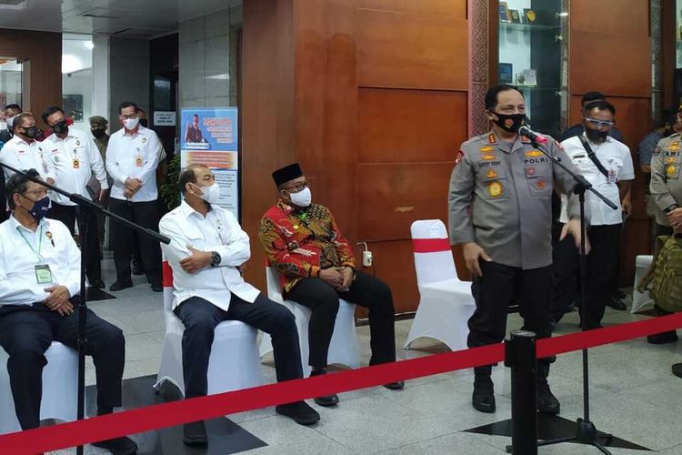 Wakil Kepala Polri, Komjen Gatot Eddy Pramono saat memberikan keterangan kepada waratwan di Kantor Gubernur Maluku, Kamis petang (23/7/2020)