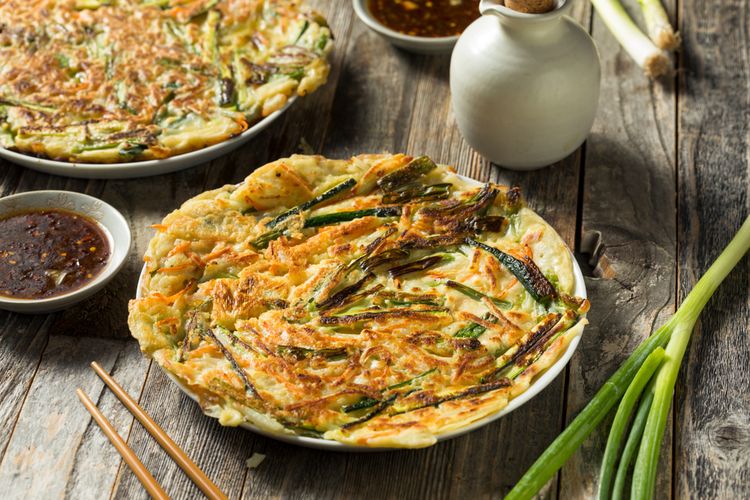 Ilustrasi kuliner Korea : pancake daun bawang (pajeon).