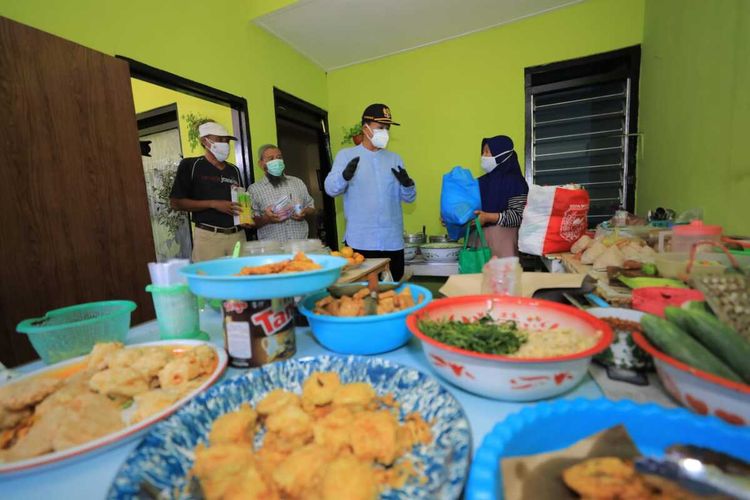 CEK MAKANAN—Walikota Madiun, Maidi mengecek makanan yang akan diantar PKL ke warga isoman di Kelurahan Kanigoro, Kecamatan Taman, Kota Madiun, Jawa Timur