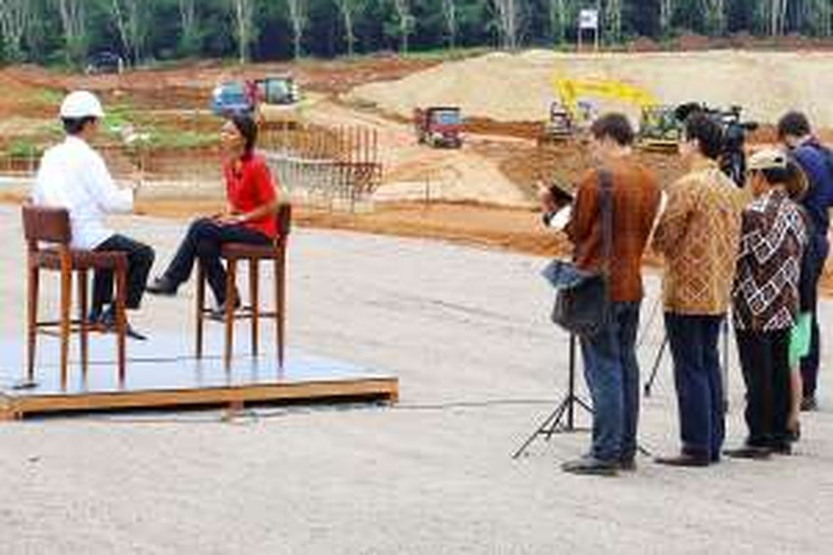 Presiden Joko Widodo melayani wawancara esklusif dengan presenter media asing BloombergTV  Haslinda Amin di Jalan Tol Trans Sumatera ruas Sabah Balau, Lampung Selatan, Kamis (11/2/2016). Wawancara dengan media asing dilakukan Presiden untuk menunjukkan kepada dunia tentang kemajuan infrastruktur di Indonesia. Hal itu diharapkan dapat menarik minat investor untuk menanamkan modalnya di Indonesia.