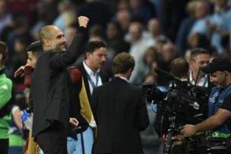 Manajer Manchester City, Josep Guardiola, menyapa penonton dalam pertandingan Grup C Liga Champions kontra Borussia Moenchengladbach di Etihad Stadium, Manchester, Inggris, Rabu (14/9/2016).