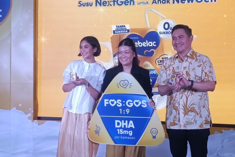 (kiri-kanan) Caca Tengker, Head of Brand Bebelac Anissa Ardiellaputri, dan Medical and Scientific Affairs Director Danone Specialized Nutrition Indonesia Dr. dr. Ray Wagiu Basrowi, MKK, FRSPH saat Press Launch Susu Formula Cair Bebelac (19/6/2025).