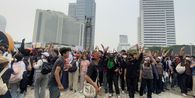 Bundaran HI Dipadati Massa Aksi, Jalan Sudirman-Thamrin Ditutup