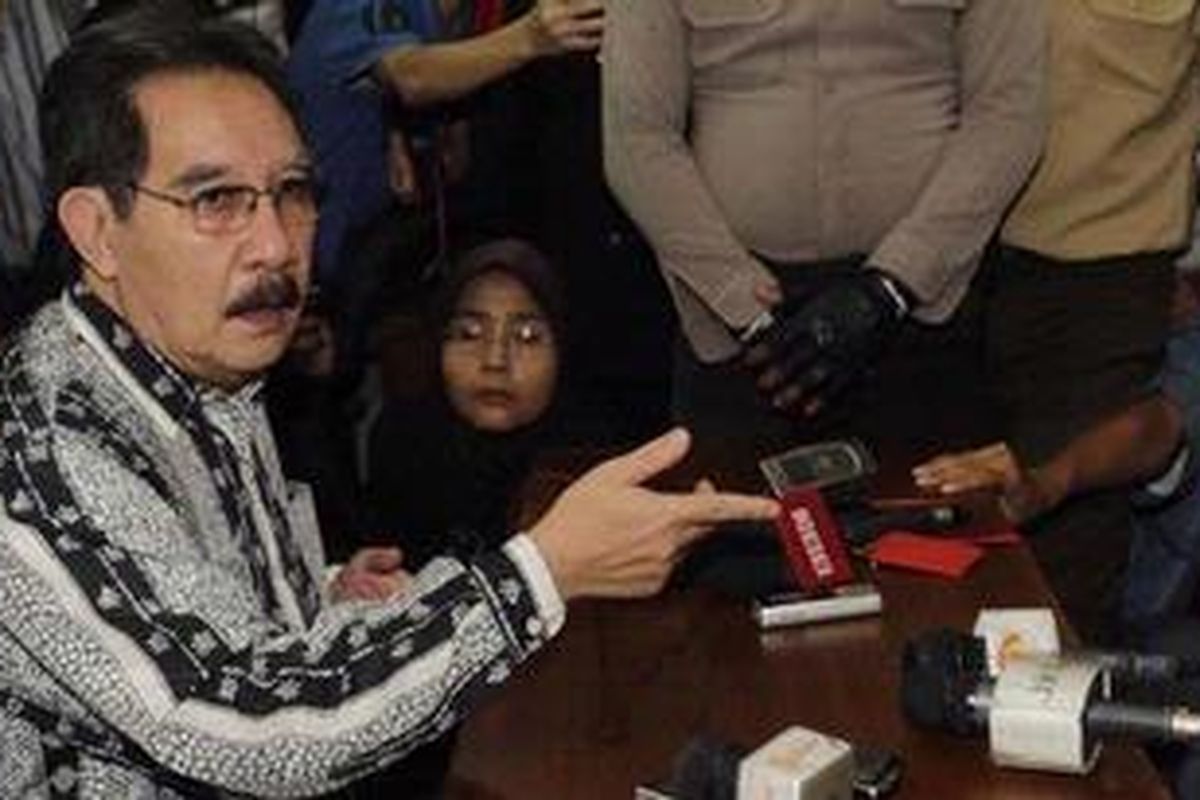 Antasari Azhar memberikan keterangan pers usai membacakan dokumen permohonan Peninjauan Kembali (PK), dalam sidang PK di Pengadilan Negeri Jakarta Selatan, Selasa (6/9/2011). Antasari divonis 18 tahun oleh PN Jakarta Selatan pada Kamis (11/2/2010) atas kasus pembunuhan Direktur PT Rajawali Putra Banjaran, Nasrudin Zulkarnaen. Ia kemudian mengajukan banding di Pengadilan Tinggi, namun ditolak.