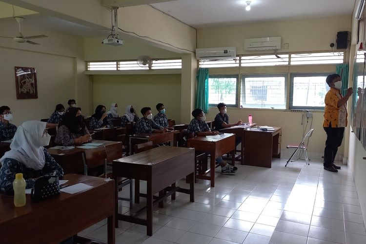 Suasana PTM 50 persen di SMAN 8 Yogyakarta, Kamis (27/1/2022)