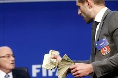 Blatter Dapat Lemparan Dollar Palsu dari Komedian Inggris