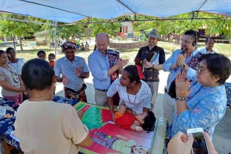 Wakil Duta Besar Australia untuk Indonesia Allaster Cox (tengah memakai selendang) mengunjungi proyek kemitraan pendidikan INOVASI serta dukungan bagi Strategi Nasional Percepatan Pencegahan Stunting Indonesia. (Kedubes Australia)